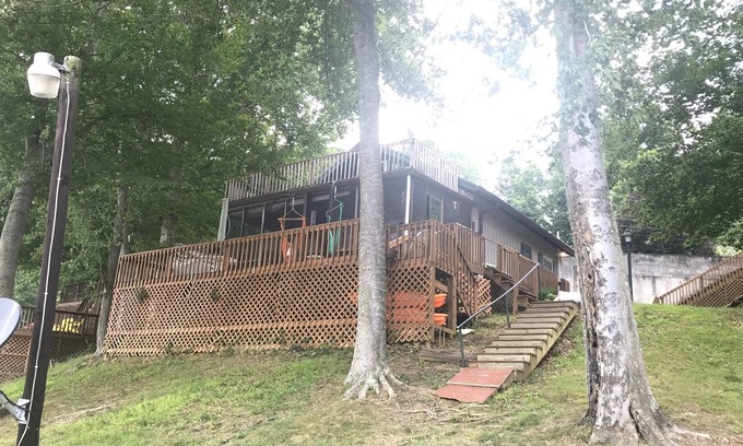 Lewisburg Cabin | Cabin on the water of Lake Malone