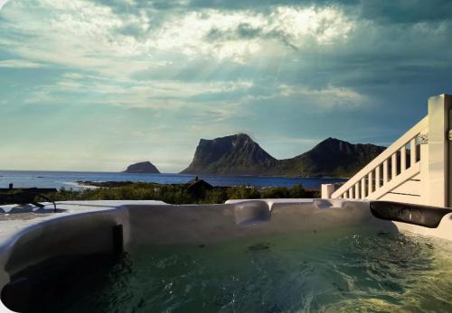 Vestvagøy House | Cabin Panorama Lofoten with Jacuzzi Magic view