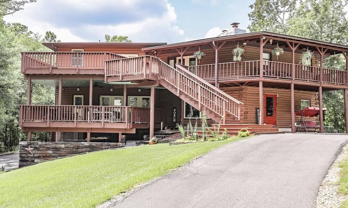 Wetumpka Cabin | Cabin Retreat 10 min to the Casino & Downtown Water Park White Water Rafting!