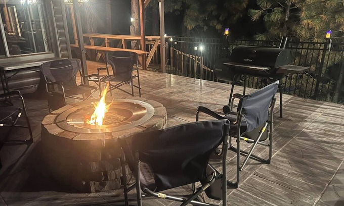 Riverbend Cabin | Cabin, river access, rafts, 1 bedroom and Wi-Fi, AC, Satellite T.V., Kitchen.