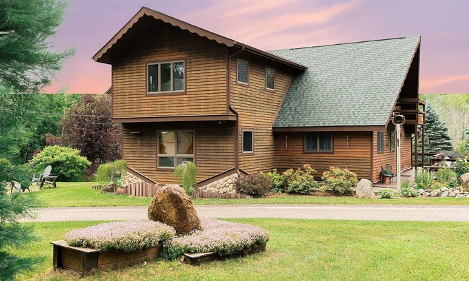 East Jordan Cabin | Cabin Sleeping Bunkhouse Firepit No Bunkbeds