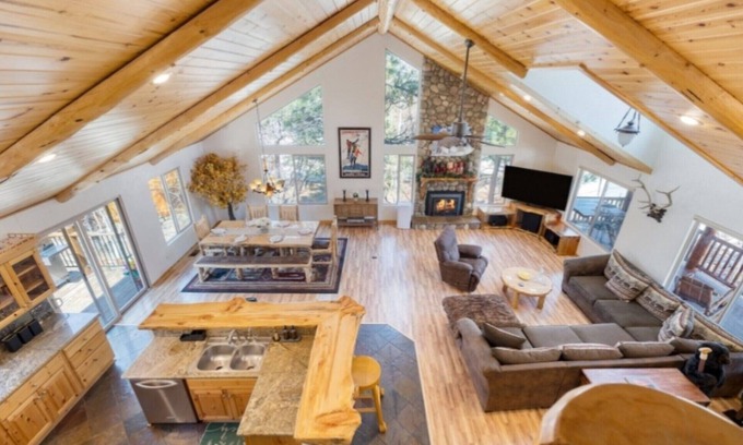 Castle Glen Estates Cabin | Cabin with Pool Table, BBQ, and S'mores Firetable
