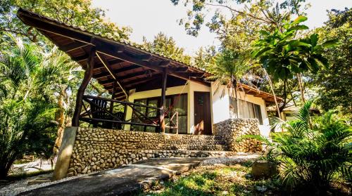Avellanas Beach Hotel | Cabinas Las Olas