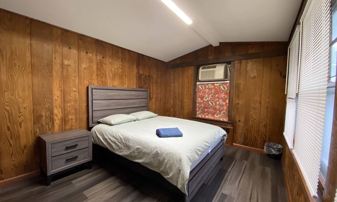 Queens House | Cabine looking-like PRIVATE room in a house, near by Forest Park in Kew Gardens