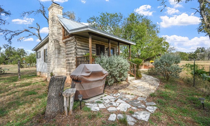 Fredericksburg Cabin | Cabins on Knopp School-Chula Vista Cabin - Private Hot tub - Romantic Getaway
