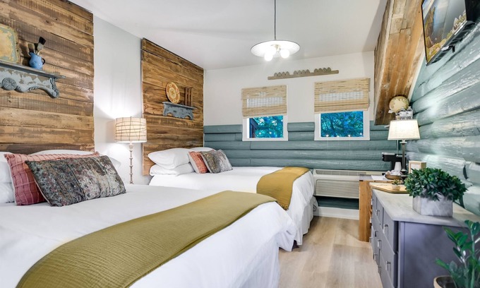 Wimberley Cabin | Cabins on the Square: Sunshine Suite #1