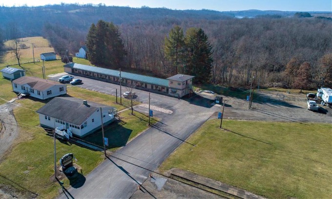Short Creek Hotel | Cadiz Motel by OYO on route 250