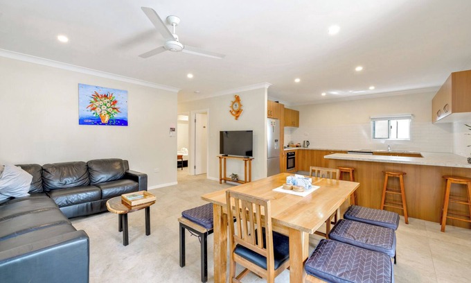 Cairns House | Cairns Central Walking Distance "Downstairs"