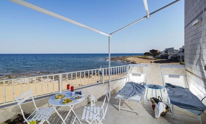 Calabernardo Apartment | Calabernardo Apartment Sleeps 4 Air Con WiFi