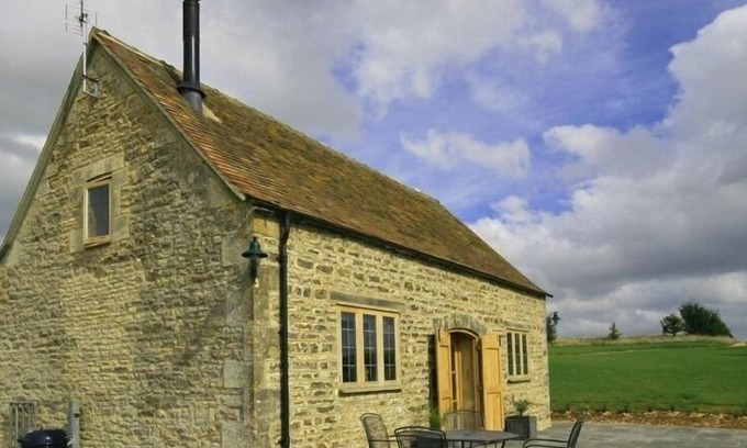 Chedworth Cottage | CALCOT PEAK BARN, family friendly, with open fire in Northleach