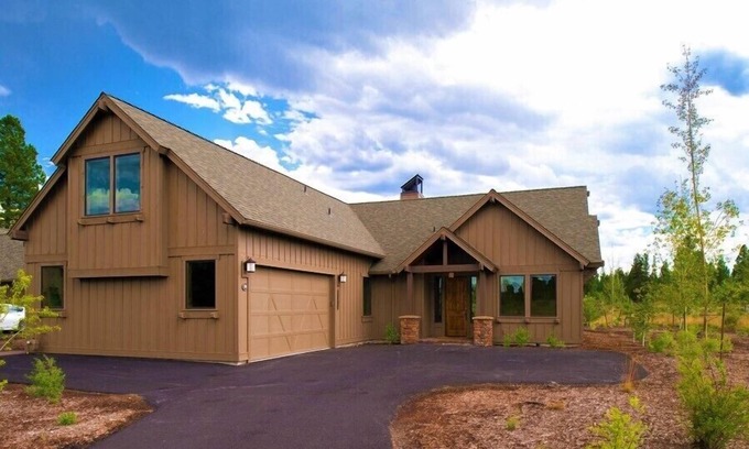 Sunriver Cabin | Caldera Luxury Cabin with A/C, Hot Tub & Lakeside Deck