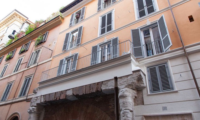 Roman Ghetto House | Calderari Balcony Apartment 916