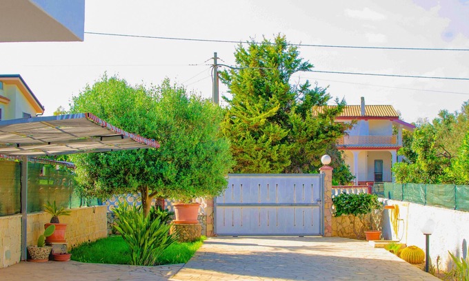 Reitani Apartment | Calendula 6poets bed a stone's throw from the sea