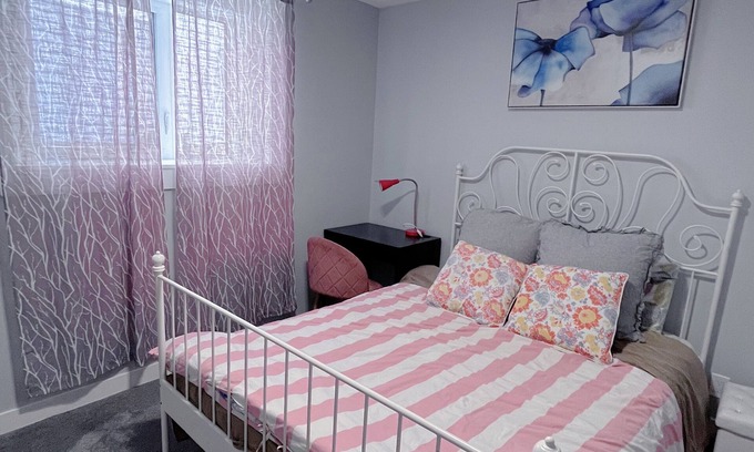 Citadel House | Calgary elegant single room &shared bathroom close LRT&free parking