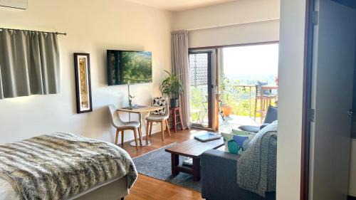 Bangalow Cabin | Callemondah Studio with stunning views, in Bangalow and Byron Hinterland