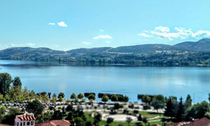 Kastoria Apartment | Calm Lake Balcony