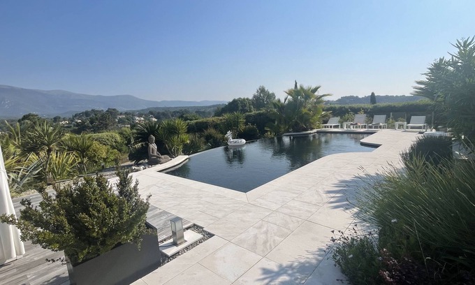 Roquefort-les-Pins Villa | Calme et vue Époustouflante Pour Cette Villa D'inspiration Balinaise à Valbonne