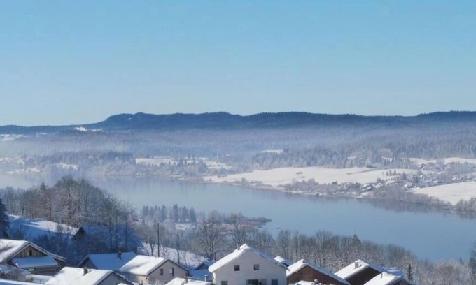 Montperreux Apartment | Calme vue sur le lac Rando, Activités Nautiques , Sport D'hiver, Gastronomie !