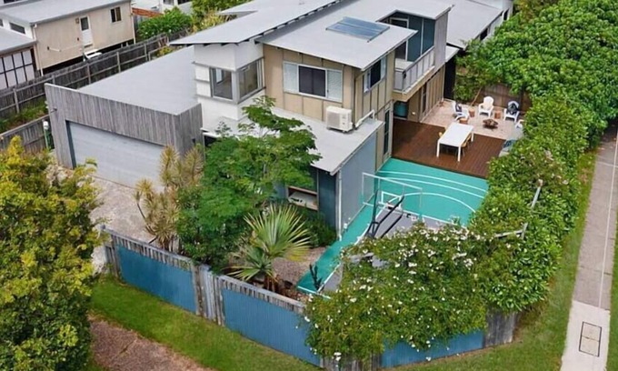 Dicky Beach House | Caloundra getaway, a stone's throw from the beach!