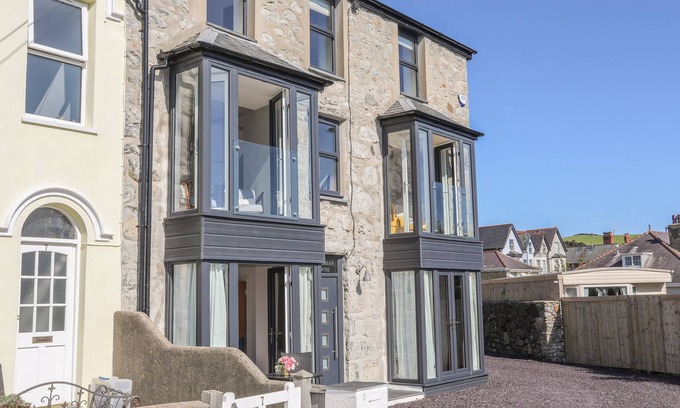 Criccieth Cottage | CAMBRIAN HOUSE, pet friendly, country holiday cottage in Criccieth