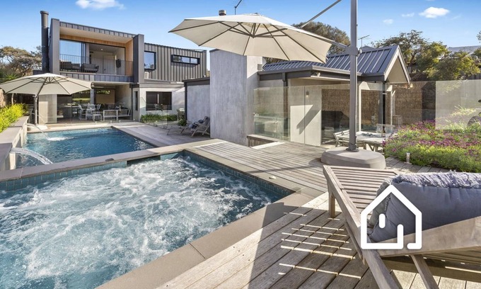 Sorrento House | Cambridge Gardens *1 NIGHT FREE* Luxury in Sorrento with Gas Heated Pool & Spa