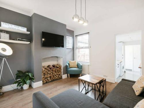 Luton House | Cambridge House - Modern 2 Bedroom House, Close to Luton Airport & Town Centre