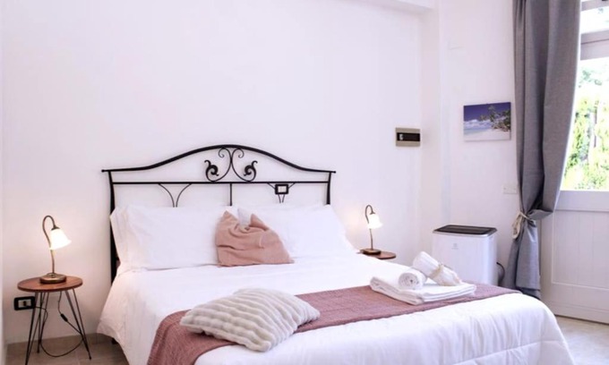 Sirolo Apartment | CAMERA Wi-Fi, Corte a pochi passi dal mare