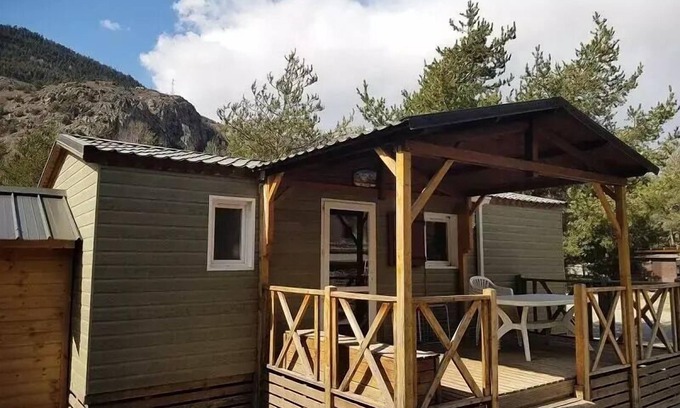 Saint-Martin-de-Queyrieres Ski Chalet | Camping-Caravaneige l'Iscle de Prelles * - Chalet Grand Confort Type KAITI 830 - 33 m2/2 bedrooms - Covered terrace 15 m2 6 people