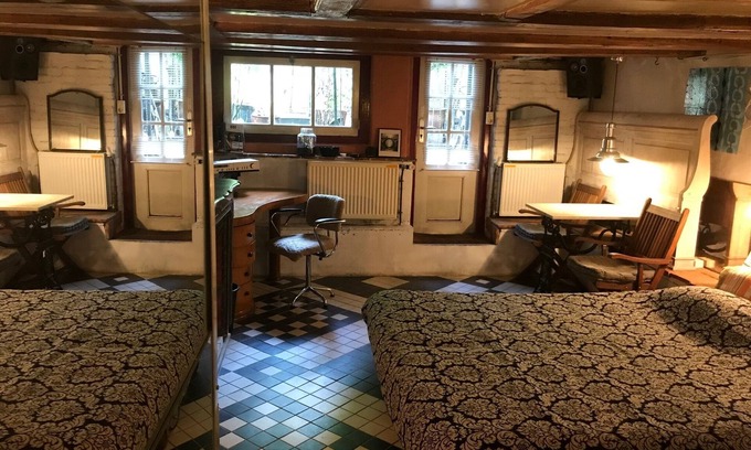 Grachtengordel-West Apartment | Canal Apartment 17th cent in Old Center of Amsterdam