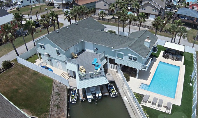 Isla Del Sol House | Canal in Sea Isle. Beautiful, spacious, comfortably decorated beach house
