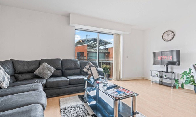 The Westside Apartment | Canal-Side | Ensuite | Walk to Broad St & Utilita