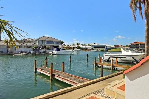 Halls Head House | Canal Villa & Jetty-dolphin Views Walk-beachtown