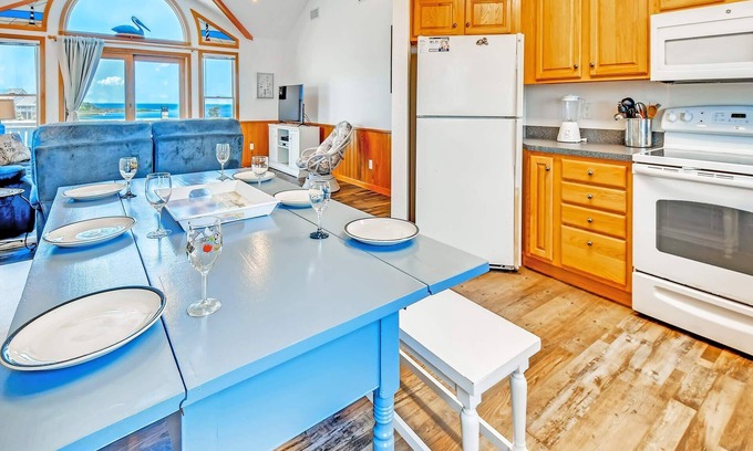 Brigands' Bay House | Canalfront, Hot Tub, Private Boat Dock, + Windsports Access - L’Escape to Frisco