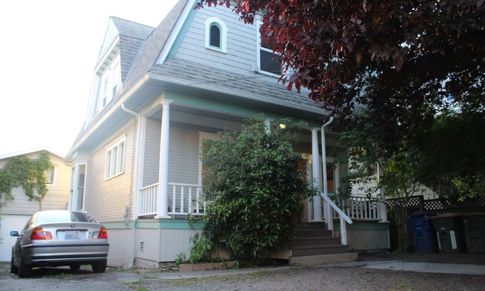 Broadway House | Capitol Hill-Walking Distance to Light Rail, Minutes to Downtown, Seattle Center