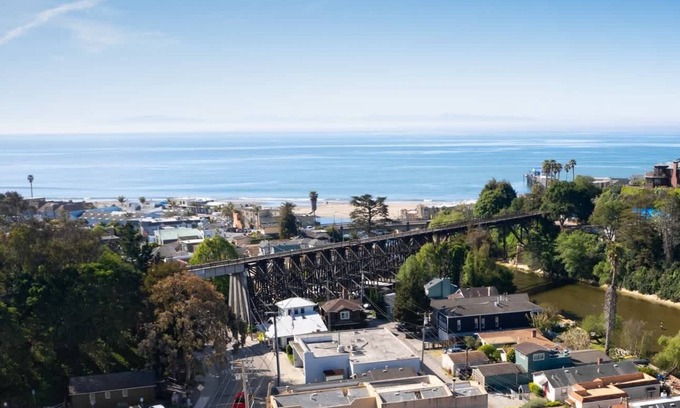 Capitola House | Capitola Village Craftsman Cottage- 4 min to beach