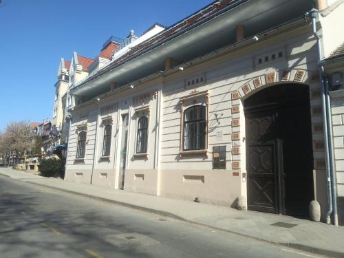 Kaposvar Apartment | CAPPUCCINO CENTRUM Apartman