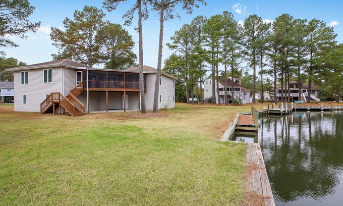Deep Hole House | Captain Freeland in Oyster Bay! This Home sleeps 8 and has amazing Views of the