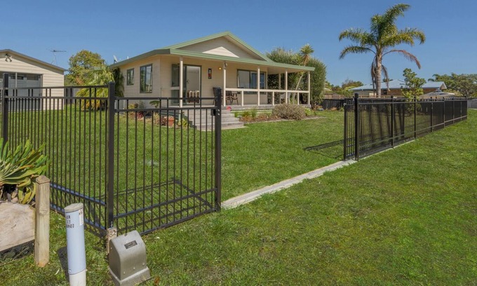 Cooks Beach House | Captain's Cabin - Cooks Beach Holiday Home