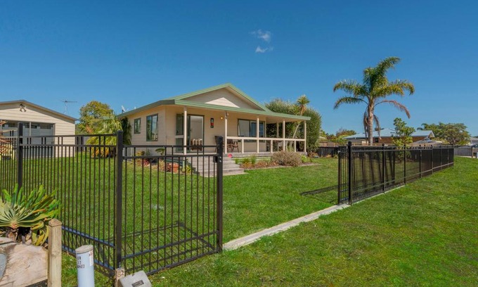Cooks Beach House | Captain's Cabin - Cooks Beach Holiday Home