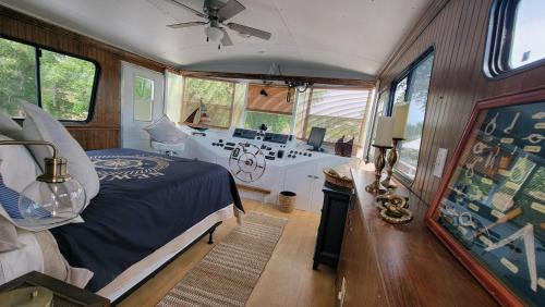Newport Boat Rental | Captain's Corner Newport Belle