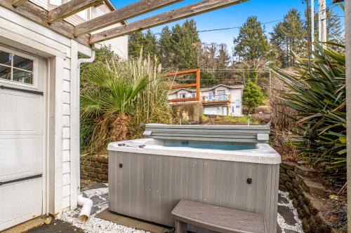 Depoe Bay Apartment | Captain's Quarters and Cabins