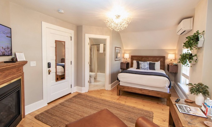 Endion House | Captain's Quarters Suite w/Fireplace & Sauna