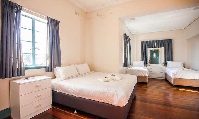 Nedlands Hotel | Captain Stirling Hotel