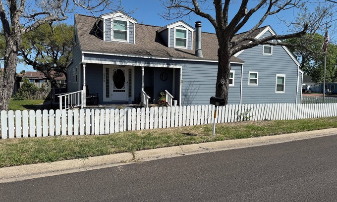 Rockport House | Captain Vic's a historic home 3 blks from the beach and 2 blks from Downtown