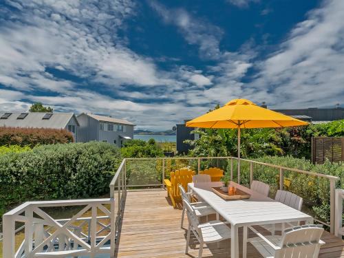 Cooks Beach House | Captains Bach at Cooks - Upstairs Holiday Unit