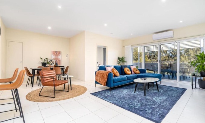 Lyneham Apartment | Captivating 3BR 2BA APT close to Shopping - Hosted by Canstay