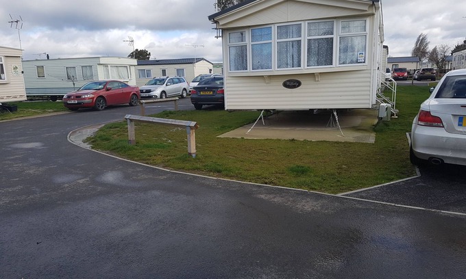 Clacton-on-Sea House | Caravan 6-berth in park with shared amenities