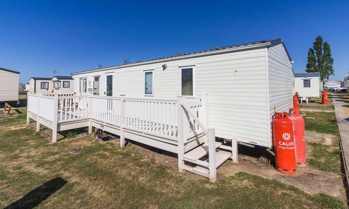 Clacton-on-Sea House | Caravan with decking and free WiFi at Seawick Holiday Park ref 27359S