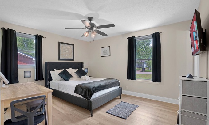 Clarksville House | Carbon Ridge 300mbps WiFi - Dog Friendly
