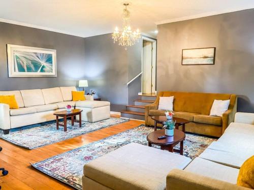 Madison House | Cardinal Aerie- 5 mins from Rainbow Mountain Hiking Trails
